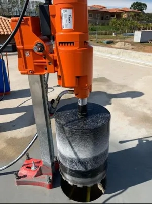 Furo em concreto armado
